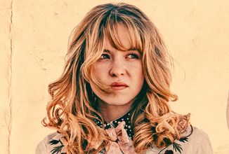 Sydney Sweeney pátrá po vzácné indiánské košili v akční komedii Americana