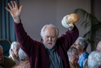 Psychoušský John Lithgow mění důchoďák v peklo plné hrůzy a nočních můr