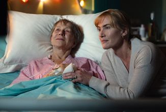 V režijním debutu Kate Winslet se skupina sourozenců loučí se svou umírající matkou