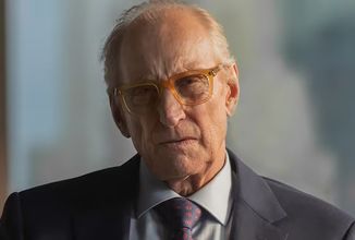 K pokračování Batmana by se měl připojit Charles Dance jako otec Harveyho Denta