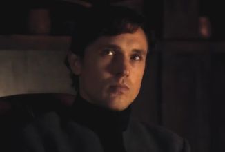 Herec z Letopisů Narnie se v traileru na Raven´s Hollow představuje jako Edgar Allan Poe
