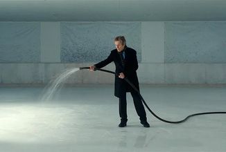 V černé komedii The Souffleur se Willem Dafoe vydá do boje o záchranu svého hotelu