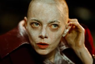 Je unesená Emma Stone mimozemšťanka? Komedie Bugonia má na světě nový trailer