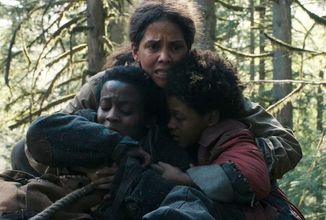 Halle Berry čelí v postapokalyptickém hororu Never Let Go tajemnému zlu z lesů