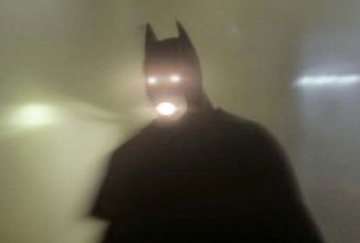 Režisér jednoho z nejlepších hororů roku napsal scénář k filmu s Batmanem