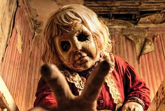 V hororu Dolly unese zrůda s maskou panenky mladou ženu, kterou chce vychovat jako vlastní dítě