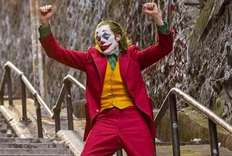 Joker 2 dostal oficiální název. Režisér se pochlubil fotkou scénáře 