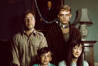 V thrilleru Heel unese Stephen Graham mladého zmetka, kterého pak drží v řetězech