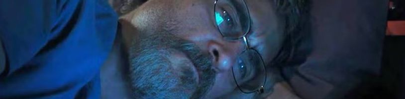 Joaquin Phoenix čelí v traileru na satiru Eddington šílenství pandemie koronaviru
