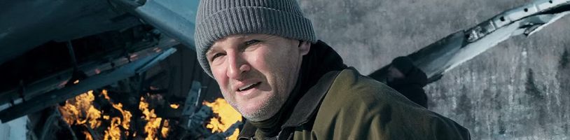 V sérii Nejzazší hranice zahájí Jason Clarke hon na uprchlé vězně z havarovaného letadla