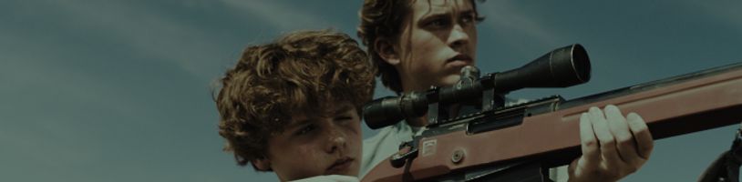 V dystopické sci-fi Brother Save Us se chlapec spřátelí s tajemnou umělou inteligencí