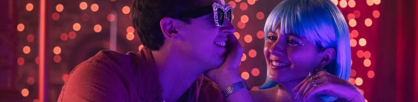 Romantická komedie Alex, léto a já od Netflixu se pochlubila zbrusu novým trailerem