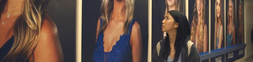 V satirickém filmu Slanted se hrdinka nechá předělat na bělošku, aby se stala královnou maturáku