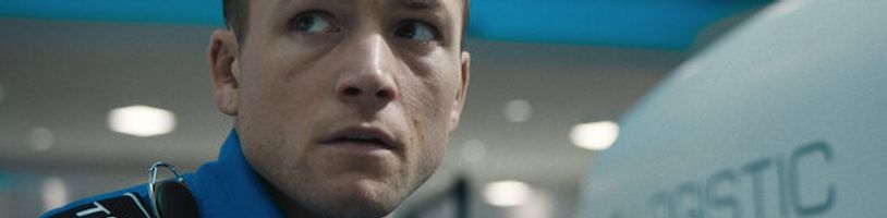 Na Tarona Egertona čekají v akčním thrilleru Carry-On pořádné strasti na letišti