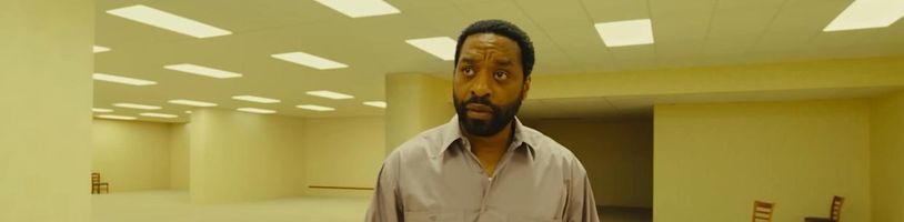 Plnohodnotný trailer na horor Backrooms slibuje náležitě znepokojivý zážitek