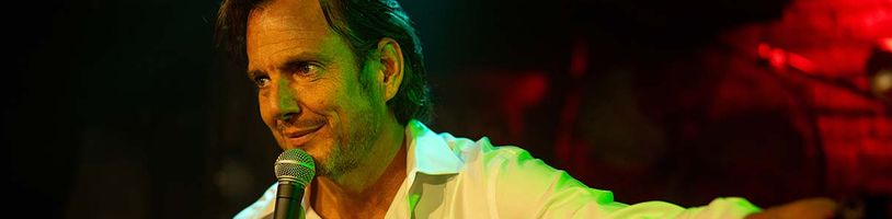 Will Arnett se ve třetím celovečeráku od Bradleyho Coopera vydá na dráhu stand-up komika