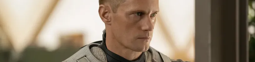 Komediální sci-fi Murderbot s robotím Alexanderem Skarsgårdem na prvních fotkách