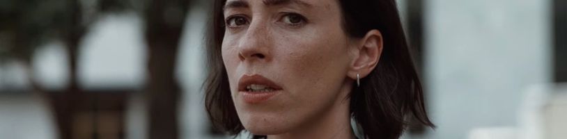 V traileru na temný thriller Resurrection se mladá matka musí vypořádat s mužem ze své minulosti 