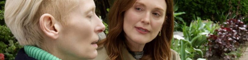 V Benátkách vítězný film Pedra Almodóvara s Tildou Swinton a Julianne Moore v novém traileru