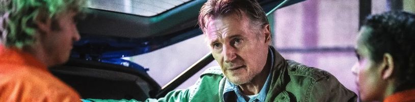 Liam Neeson v ulítlé a nechutné sci-fi komedii zachraňuje lidstvo před strašlivou houbou