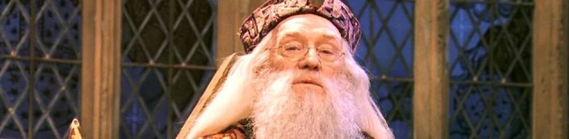 Fotky z natáčení seriálového Harryho Pottera odhalují podobu nového Brumbála