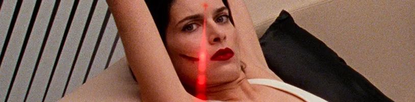 Trailer na bondovský mysteriózní thriller Odlesk v mrtvém diamantu vypadá náležitě šíleně