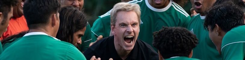 Michael Fassbender se v nové komedii Taiky Waititiho ujme nejzoufalejšího fotbalového týmu na světě