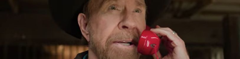 Zombíci v letadle? Velitel Chuck Norris to vyřeší! Bláznivá komedie představuje první trailer