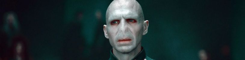 Ralph Fiennes se opět veřejně zastal J. K. Rowling