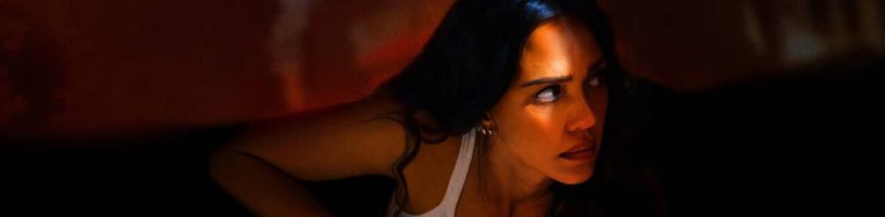 Nestárnoucí Jessica Alba se v akčním thrilleru Tvrdá odplata s nikým mazlit nebude