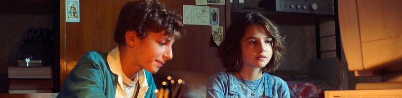 Devadesátky a internet jako nová mapa lásky v seriálu Generace 56K od Netflixu