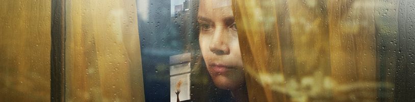 Mysteriózní drama Žena v okně udělá z Amy Adams úzkostnou svědkyni brutální vraždy