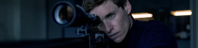 Eddie Redmayne jako zkušený zabiják Šakal v novém traileru na seriál The Day of the Jackal