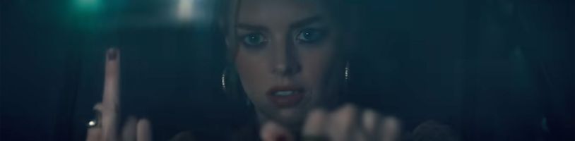 V akční komedii Eenie Meanie vyráží řidička zločinu Samara Weaving zachránit svého ex