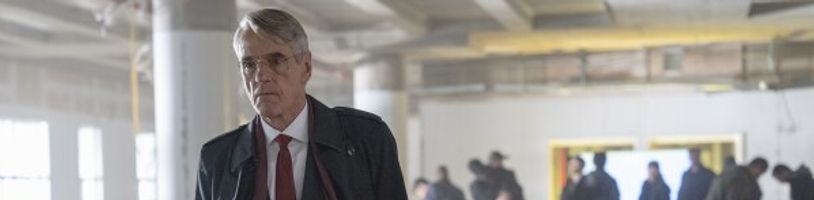 Do pokračování akčňáku Včelař s Jasonem Stathamem se vrátí Jeremy Irons
