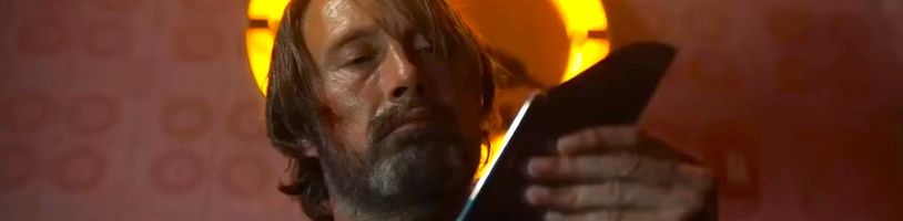 Mads Mikkelsen vyráží na lov monster v upoutávce na zajímavý thriller Dust Bunny