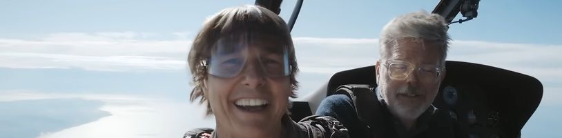 Tom Cruise poděkoval fanouškům v novém videu. Pak si jen tak nonšalantně vyskočil z letadla 