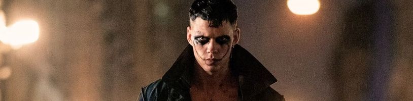 V novém klipu na remake Vrány zaneřádí Bill Skarsgård krví pražskou Živnobanku