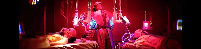 Režisér filmové série Saw přináší horor o chirurgovi, který to brutálně spočítá dvěma podvodnicím