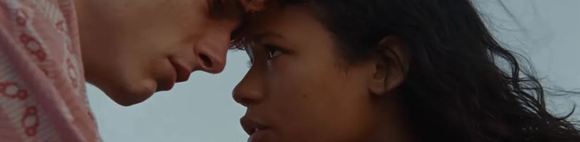 Romantický horor Bones & All představuje v novém traileru zamilovaný pár kanibalů