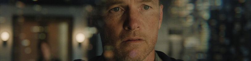 Sam Worthington se v minisérii Najdu si tě pokusí uprchnout z vězení, aby našel svého syna