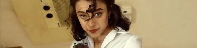 Margaret Qualley se pouští do vyšetřování v traileru na švihlou černou komedii Honey Don't!