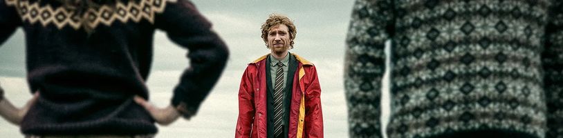 V komedii The Incomer padne Domhnall Gleeson do rukou dvou podivných sourozenců