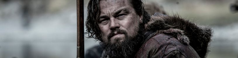 Leonardo DiCaprio dohlíží na film, který vypráví o dobrodružné cestě psa a vlka