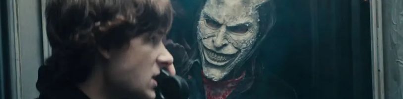Vrahoun Ethan Hawke se vrací v prvním traileru na pokračování hororu Černý telefon