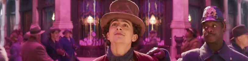 Mladý Willy Wonka ohromuje davy svými čokoládovými dobrotami v novém traileru