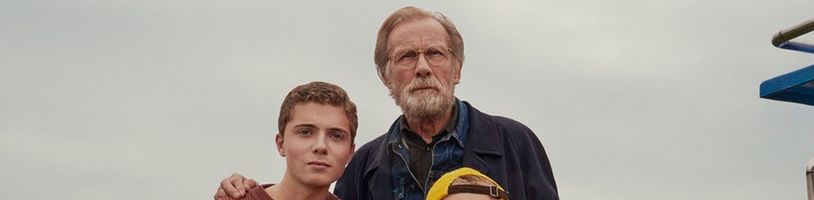 Ve filmu 500 Miles vyrážejí dva bratři na dlouhou a náročnou cestu za svým dědečkem