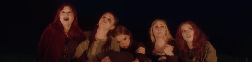 V čarodějnickém hororu Camp vyrazí hlavní hrdinka na pěkně ulítlý tábor