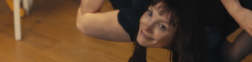 Jessica Chastain se v traileru na nový horor změní v pěkně děsivou maminku