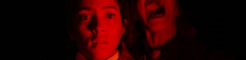 V hororu Pasažér se u silnic nočního amerického venkova skrývá cosi zlého